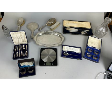 A MIXED COLLECTION OF SILVER TO INCLUDE TRAYS, NAPKIN RINGS, PRESENTATION KNIFE AND FORK (QTY), Total silver weight (excludin
