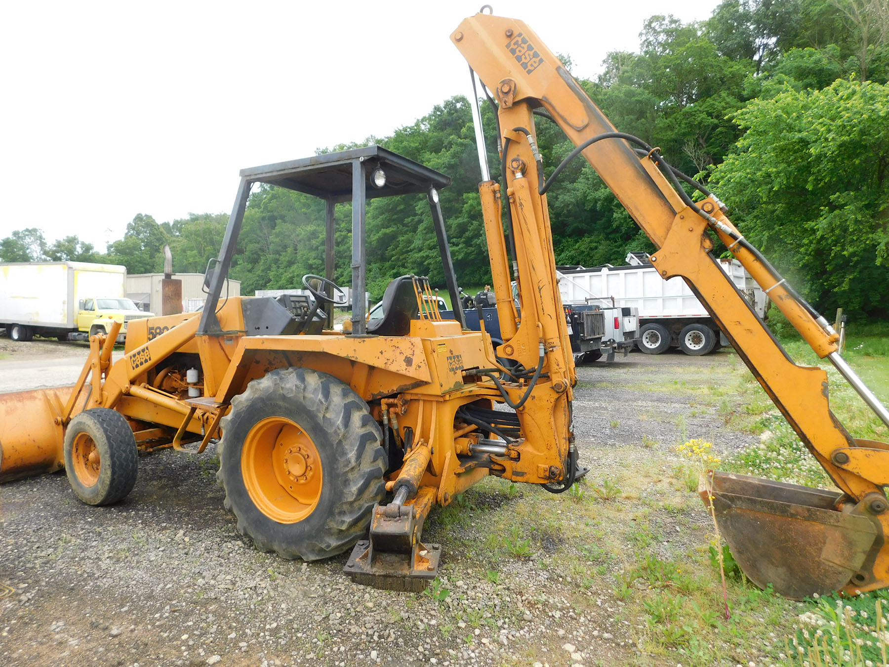CASE 580C BACKHOE LOADER; OUTRIGGERS