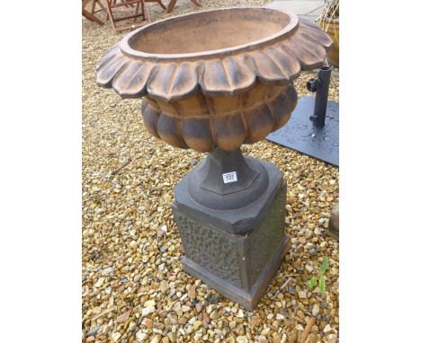 A garden urn on a stand - Height 70 cm 