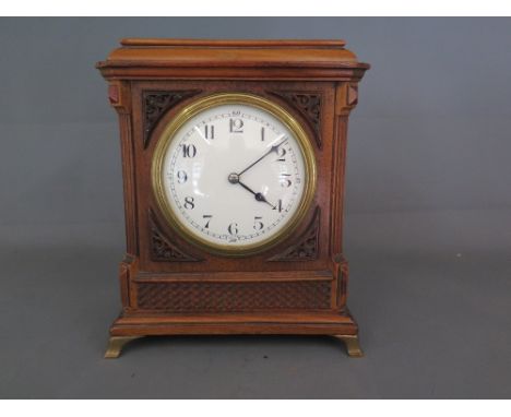 A French walnut mantel clock - Height 20 cm 
Condition report: In working order