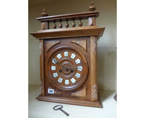 An eight day striking mantel clock with key and pendulum - Height 47 cm 