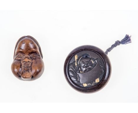 KAGAMIBUTA mit Kanjinjô-Benkei und Masken-Netsuke der Okame    Japan  19. Jh.Kagamibuta Durchm.: 4,5 cm: Kapsel Holz, Platte 