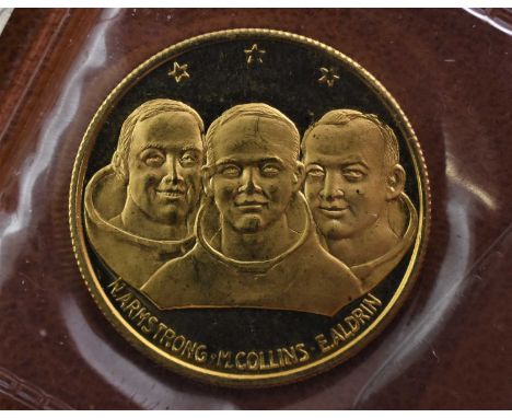 Apollo 11 Gold Medal, (.900 gold, 25mm, 10g), obv. conjoined facing busts of Armstrong, Collins and Aldrin below three stars,