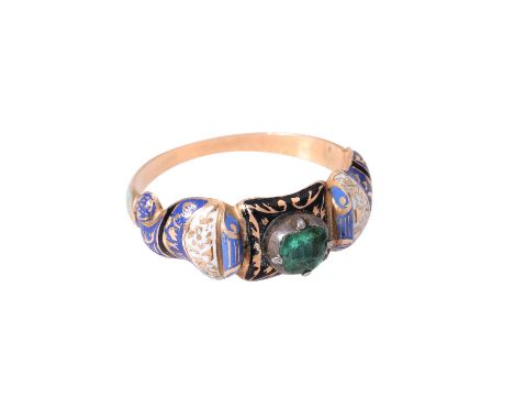Ring mit Smaragd, rund facettierter Smaragd, D.: 4,5 mm, floral-ornamental geschwungene Ringscheine mit feiner, polychromer E