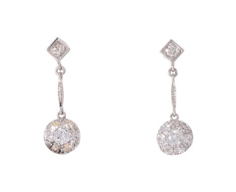 Paar Art Déco Ohrhänger mit Diamanten von zus. ca. 0,9 ct, ca. GW-GET (K-M)/SI-P1, WG 8-9K, Schauseite Platin, 3 gr, Länge ca