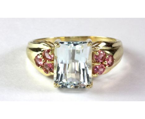 A 9ct yellow gold (stamped 375 worn mark) ring set with faceted rectangular blue topaz and pink tourmaline set shoulders. ( R