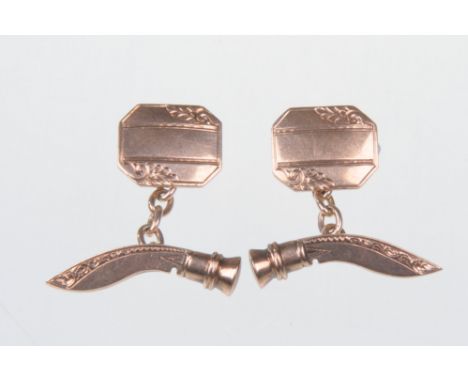 A pair of novelty chain link cufflinks
Having one side in the form of a knife, the other canted rectangular plaque with vacan