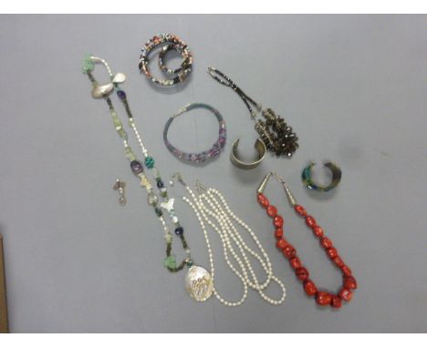 A small collection of costume jewellery including a horn bangle and other items 