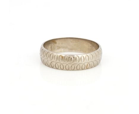 AN 18CT WHITE GOLD DECORATED WEDDING RINGLondon 1964, ring size M, weight 3.9 gms