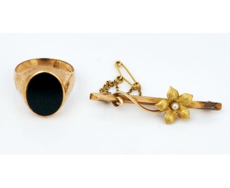 A 9CT GOLD SIGNET RING AND A GOLD AND SEED PEARL BROOCH (2)The 9ct gold and oval black onyx signet ring, ring size R and a ha