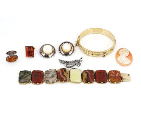 A VICTORIAN VARICOLOURED AGATE PANEL LINK BRACELET AND SIX FURTHER ITEMS (7)The agate bracelet on a snap clasp, length 16.5cm