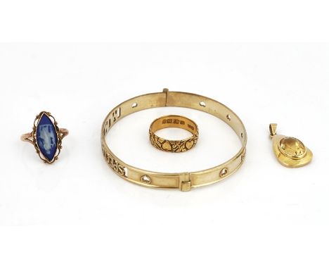 AN 18CT GOLD WEDDING BAND RING AND THREE FURTHER ITEMS OF JEWELLERY (4)The 18ct gold band ring decorated with hearts and foli
