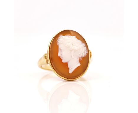 A GOLD AND BANDED AGATE CAMEO RINGThe cameo carved as the portrait of a classical lady, detailed '18C', gross weight 5.9 gms,