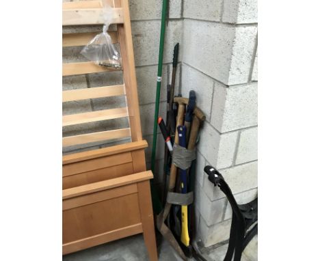 A quantity of garden tools