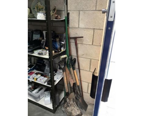 A quantity of garden tools
