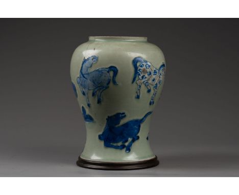 CHINE - Epoque KANGXI (1662-1722) VASE balustre à décor de cinq chevaux célestes Porcelaine et bleu sous couverte sur fond cé