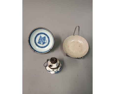 CHINE pour le VIETNAM - XIXe et XXe siècleLot comprenant deux COUPELLES et une PIPE à EAU Porcelaine et bleu sous couverte, d