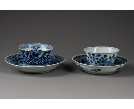 CHINE - Epoque KANGXI (1662-1722) Deux BOLS et leurs SOUCOUPES à décor floral stylisé Porcelaine et bleu sous couverte H. 4,5