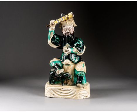 CHINE - Epoque KANGXI (1662-1722) Dignitaire assis, un petit chien à ses côtés Biscuit de porcelaine et émaux de la famille v