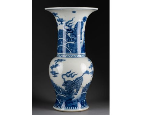 CHINE - XXe siècleVASE Yen Yen à décor de qiling parmi les flots Porcelaine et bleu sous couverte Marque apocryphe de l'emper