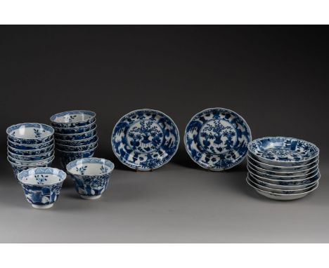 CHINE - Style de la période KANGXI Suite de quatorze BOLS et dix SOUCOUPES à décor de paysages compartimentés Porcelaine et b