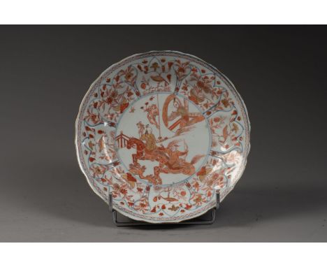 CHINE - KANGXI (1662-1722) ASSIETTE à contours à décor d'une scène de dignitaires dans le bassin, l'aile à décor de volatiles