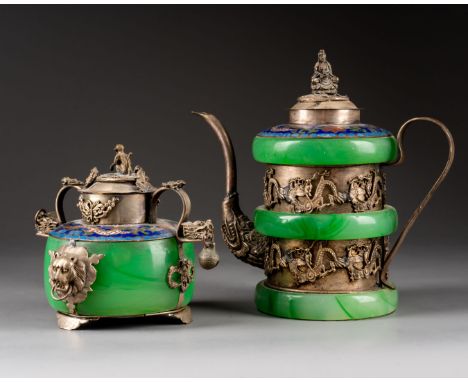 CHINE Lot comprenant une THEIERE et un SUCRIER Jadéite, émaux cloisonnés et métal patiné H. 9 et 14 cm Usures 