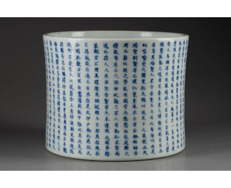 CHINE - XIXe siècle Petit CACHE-POT à décor d'idéogrammes Porcelaine, bleu sous couverte et rouge de cuivre sous couverte Mar