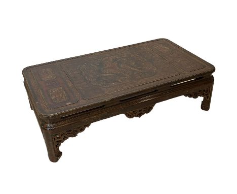 CHINE - XXe siècle TABLE basse rectangulaire Le décor en cartouches de dragons poursuivant la perle sacrée La ceinture ajouré