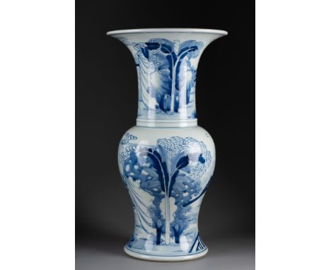 CHINE - XXe siècleVASE Yen Yen à décor de scènes de dignitaires Porcelaine et bleu sous couverte Marque apocryphe de l'empere