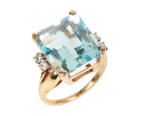 J.E. CALDWELL & CO.: A VINTAGE AQUAMARINE AND DIAMOND RINGin 18ct gold, set with a step-cut aquamarine of c.9.01 carats, flan