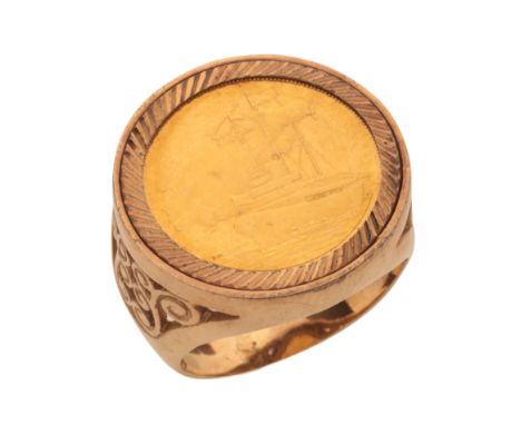 A 1978 ALDERNEY GOLD SOVEREIGN RING set in an 18ct gold mount with floral decorated shoulders, UK size P1/2 /Eu size 57, (c.1