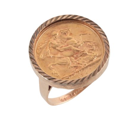 A 1907 EDWARD VII GOLD SOVEREIGN RING set in a 9ct gold mount, ring size Y, (c.15.24g)