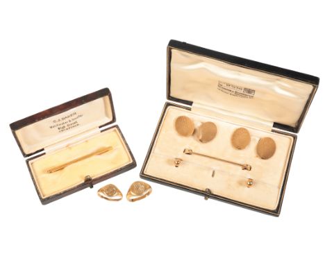 AN ART DECO DRESS SETin 18ct gold, including a pair of cufflinks with stylised engine turned design, two studs and a stock pi