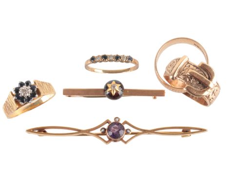 A COLLECTION OF VINTAGE AND ANTIQUE JEWELLERYincluding an amethyst and pearl bar brooch in 9ct gold; together with an interlo