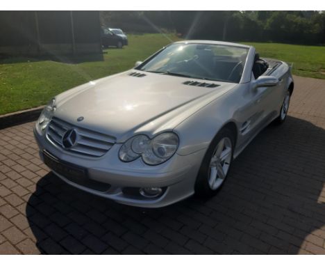 Low mileage, post-facelift, SL350 that's been clearly well cared for....Looking very smart in Iridium Silver with a Black lea