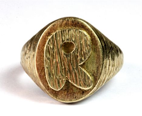 A heavy gentleman's 9ct yellow gold signet ring cast with the letter R (approx. 15.3gr) (T).