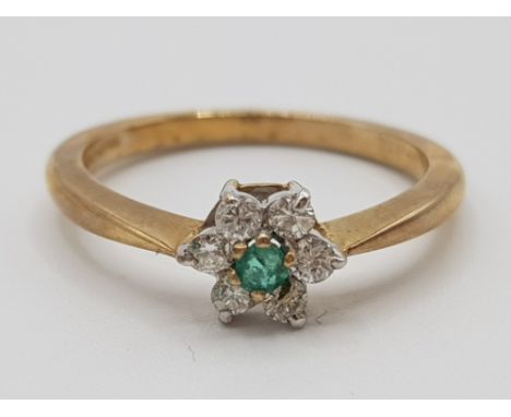 Ladies 9ct yellow gold emerald &amp; diamond cluster ring, round emerald to centre surrounded by six brilliant cut diamonds, 