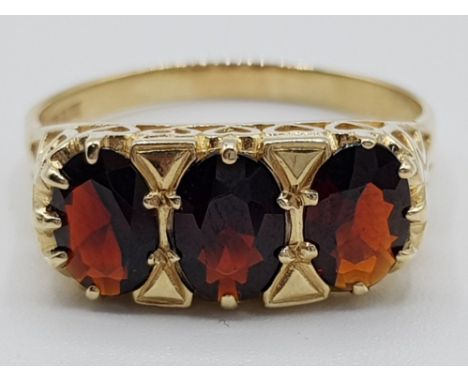 Ladies 9ct yellow gold 3 stone garnet ring set with 3 oval shaped garnets size T 3.3g