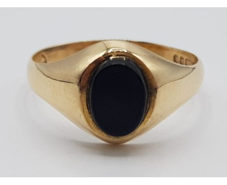 Ladies 9ct yellow gold onyx signet ring, 1.7g, size O