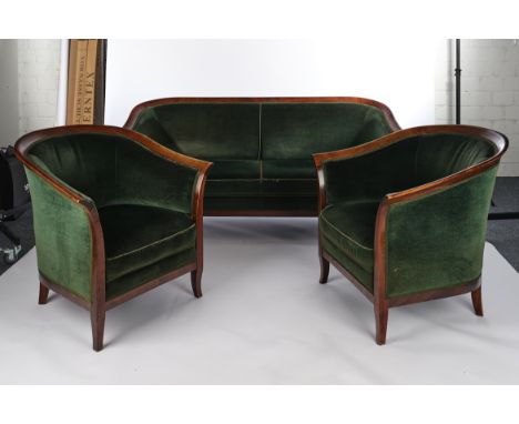 Sitzgarnitur im Stil des Biedermeier, wohl früheres 20. Jh., Mahagoni, ein Sofa und zwei Fauteuils, allseitig mit grünen Samt