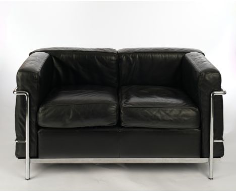 Le Corbusier LC2, Zweisitzer Sofa, Ausführung Cassina, Entwurf Pierre Jeanneret und Charlotte Perriand 1928, schwarze Lederpo