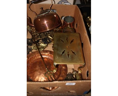 A quantity of Brass and metals including copper kettle, pair of candle sconces, trivet, toast fork, copper dish, tankards, et