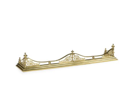  GEORGIAN STYLE BRASS FENDER LATE 19TH CENTURY of serpentine form with urn finials, with a pierced foliate frieze on a moulde
