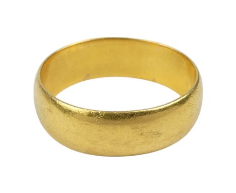A 22ct gold wedding band - size M, 5.7g.