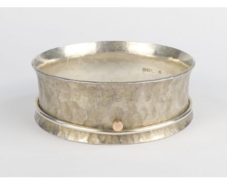 Jack Trowbridge (Cornish Contemporary 1947-2017) - a planished silver bangle, 74g.