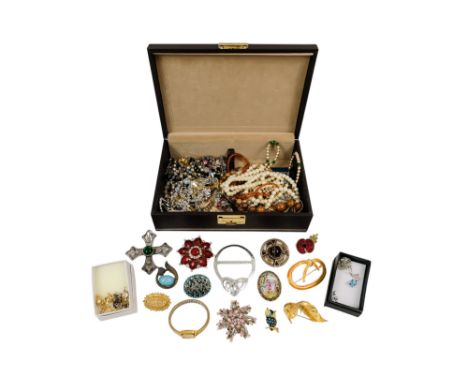 A small quantity of costume jewellery.