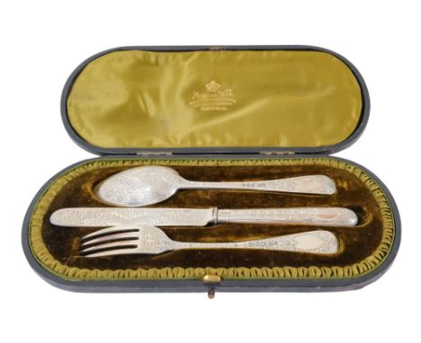 A boxed silver christening set - London 1901, with foliate engraving, boxed, 121g.