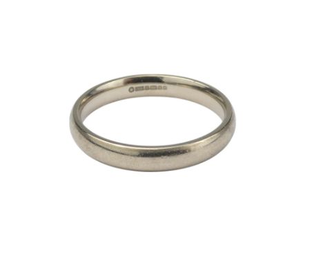 An 18ct white gold wedding band - size O, 4g.
