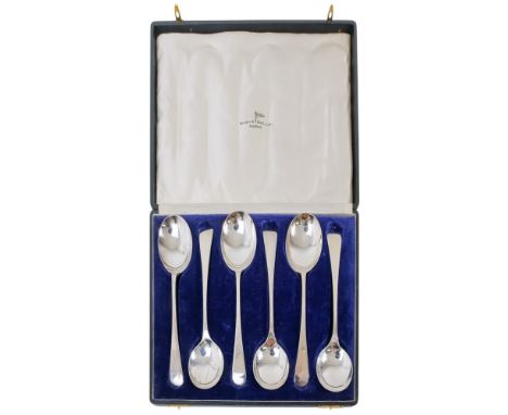 A boxed set of silver soup spoons - Sheffield 1920, 394g.